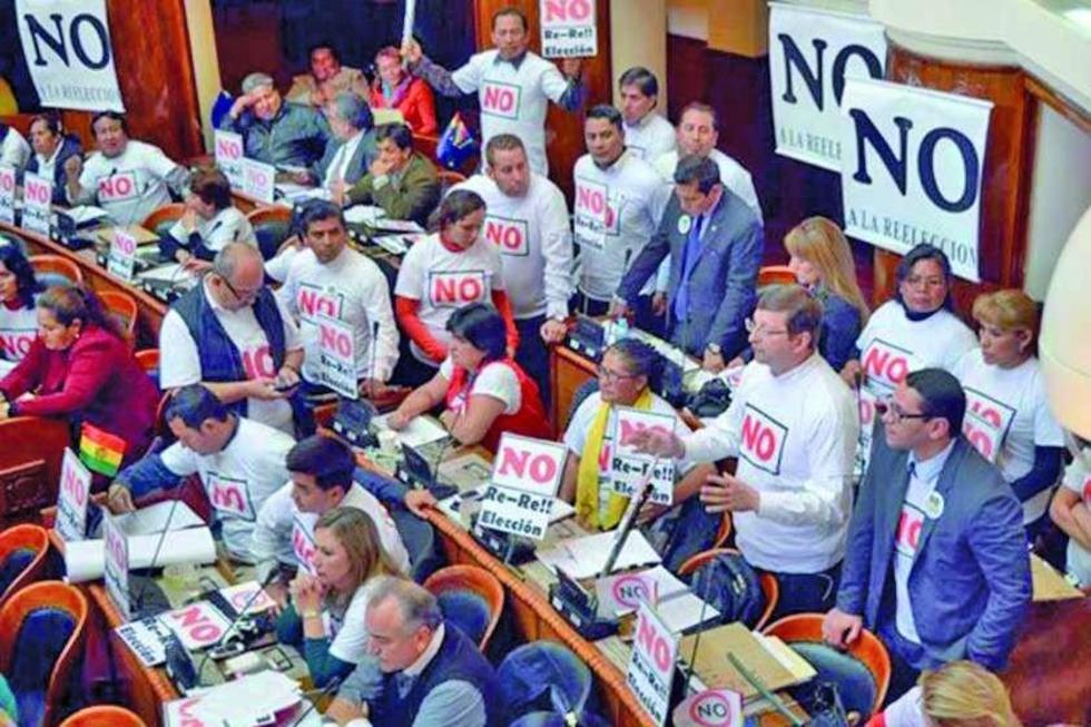 La oposición rechaza abrir la Constitución Política del Estado