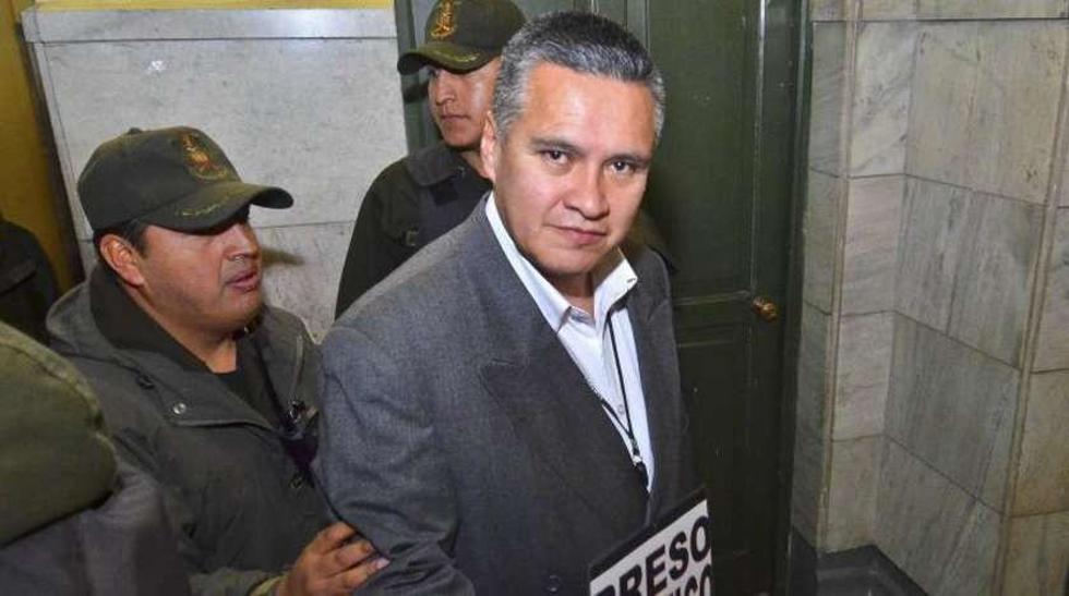 León pierde su título de abogado y tiene 4 querellas en su contra