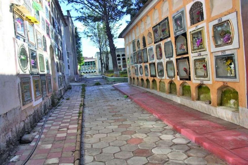 Instalan las cámaras de  seguridad en cementerio