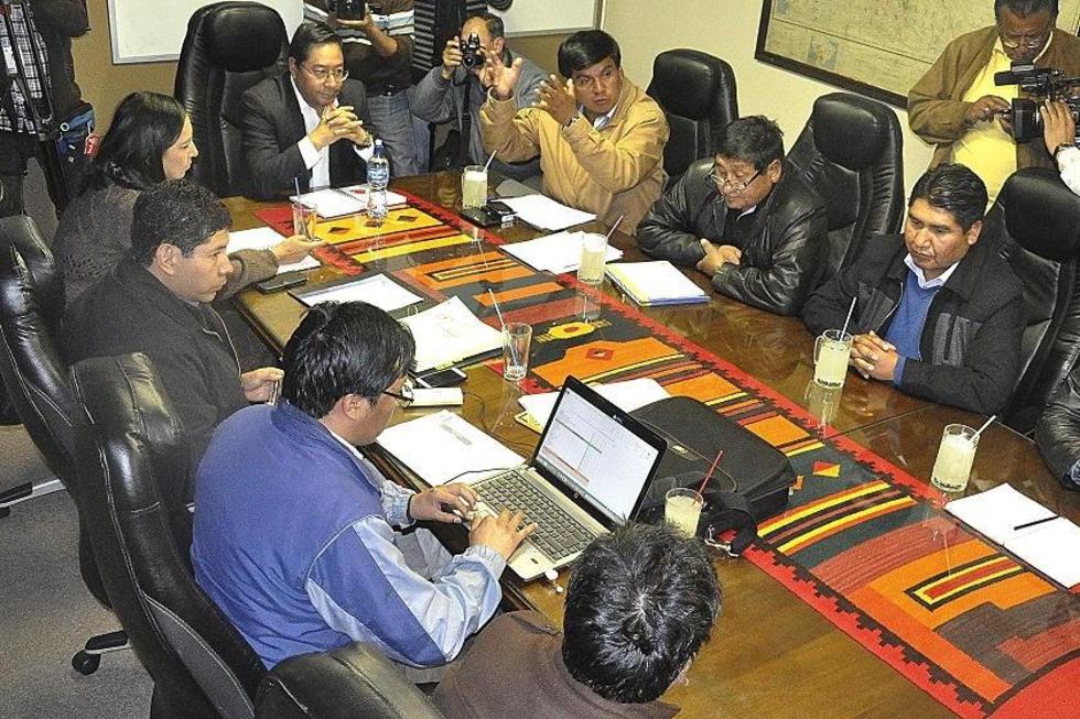 Gobierno y transportistas acuerdan levantar los bloqueos para proseguir con las negociaciones