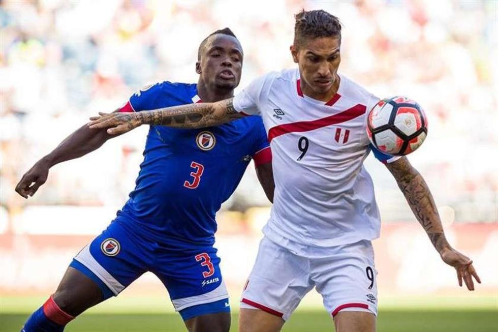 Paolo Guerrero desatasca a un Perú con dudas