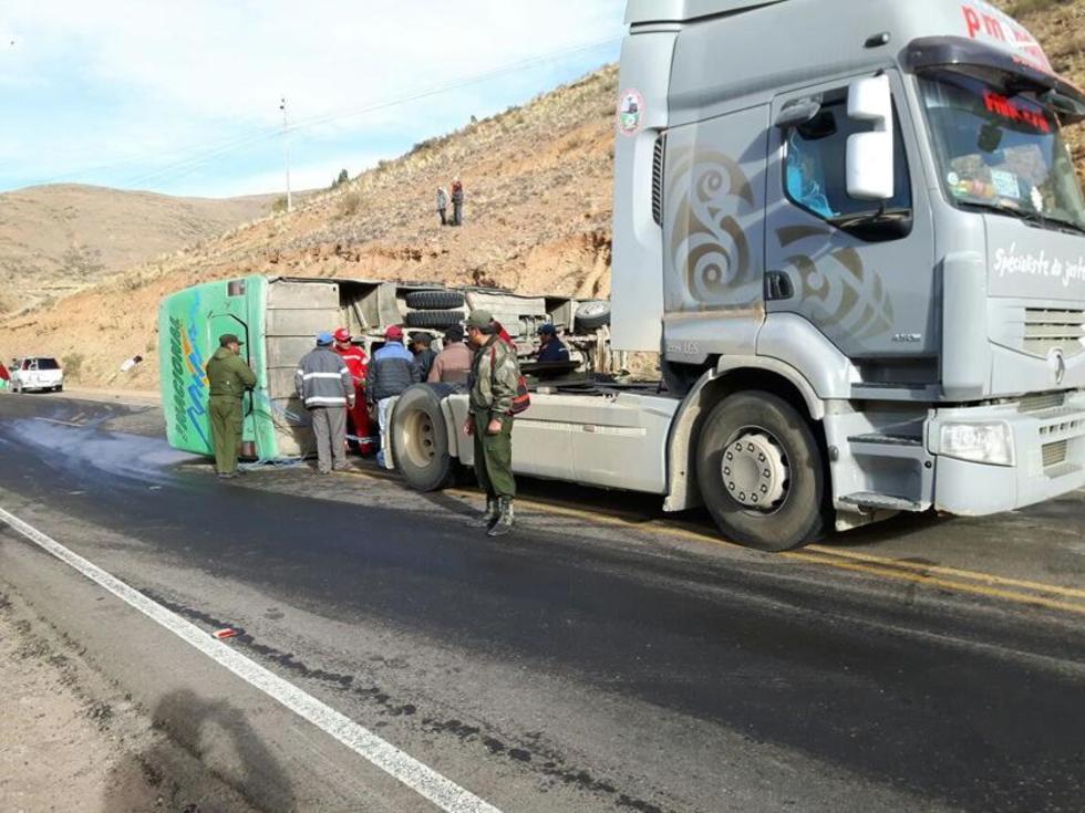 Bus provincial vuelca y provoca al menos 16 personas heridas