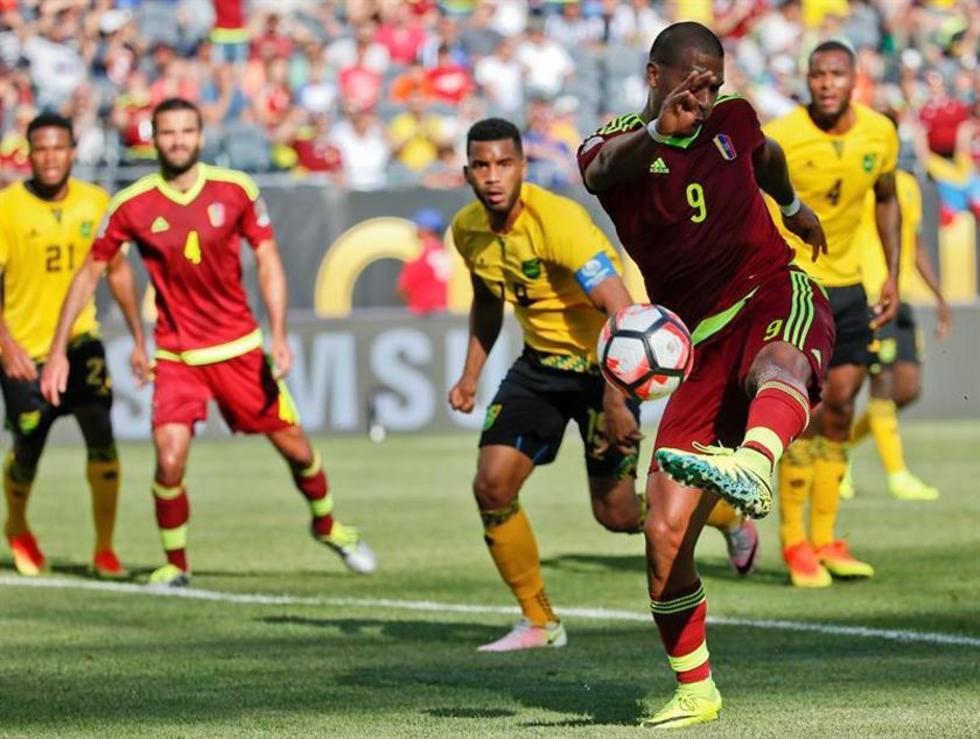 Venezuela vence a una Jamaica en inferioridad