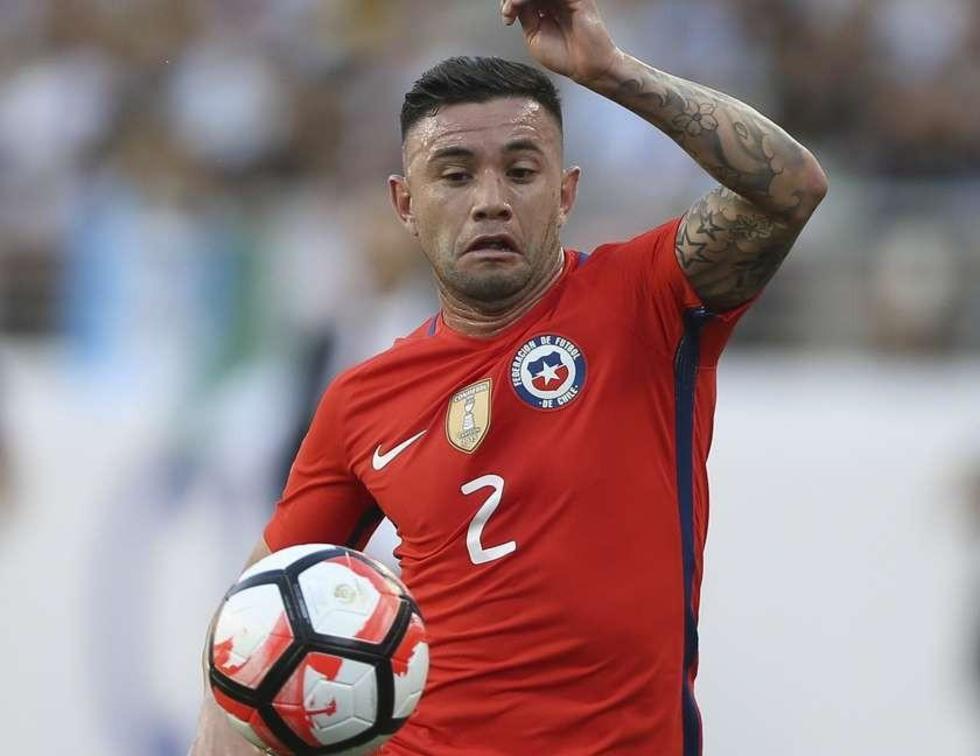 Chilenos confirman la salida de Mena de la selección