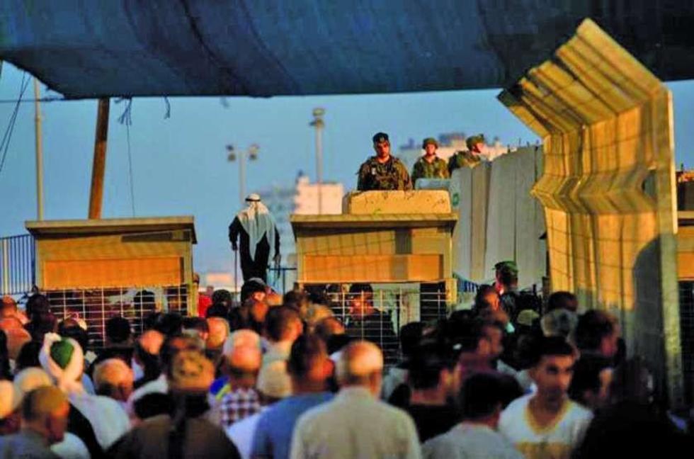 Israel mantiene bloqueo a Yatta y permite entrada en Jerusalén