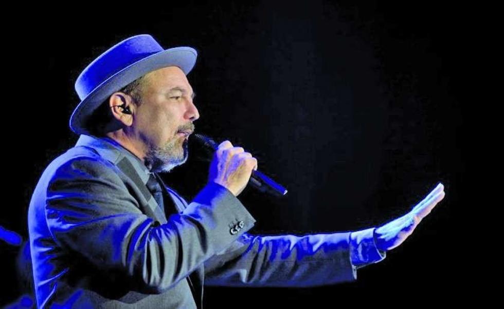 Rubén Blades pone a bailar a mexicanos en concierto
