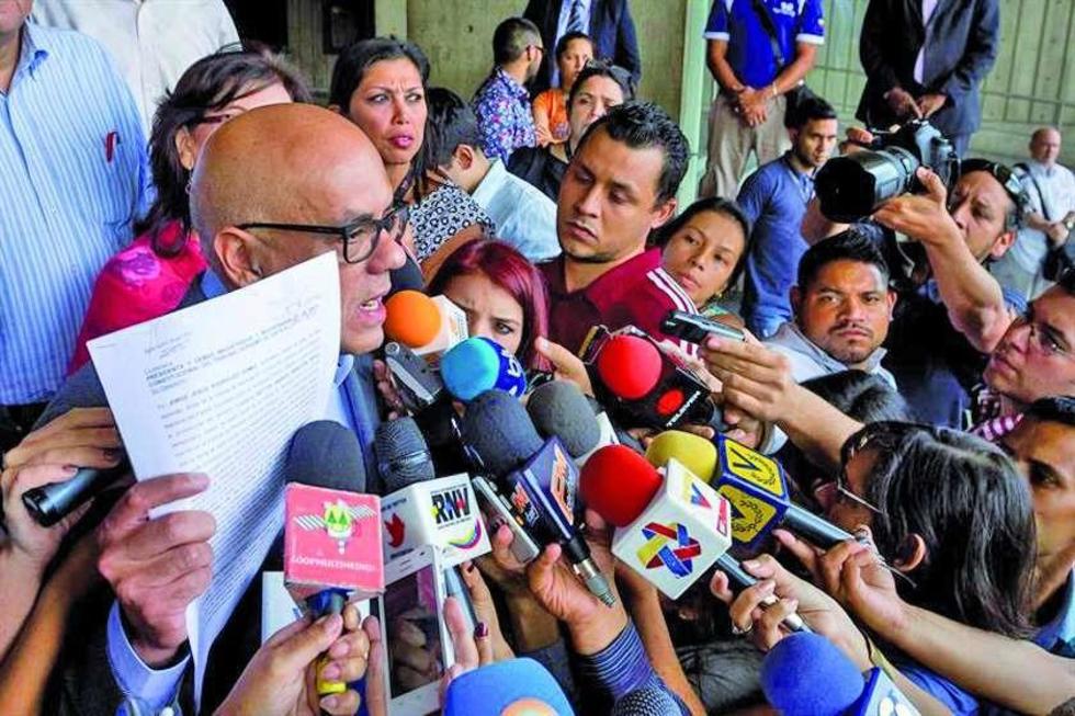 Chavismo demanda a firmas del revocatorio
