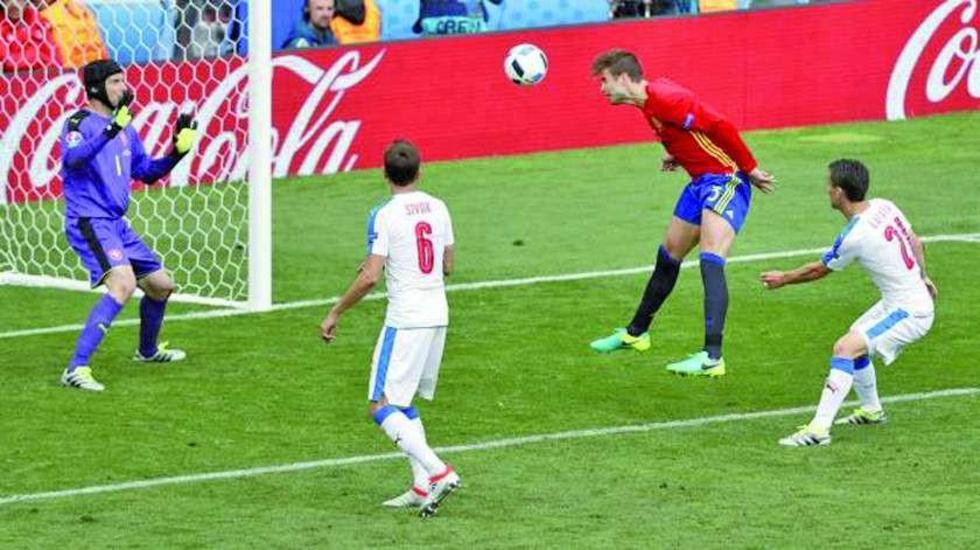 Piqué le da la victoria a España