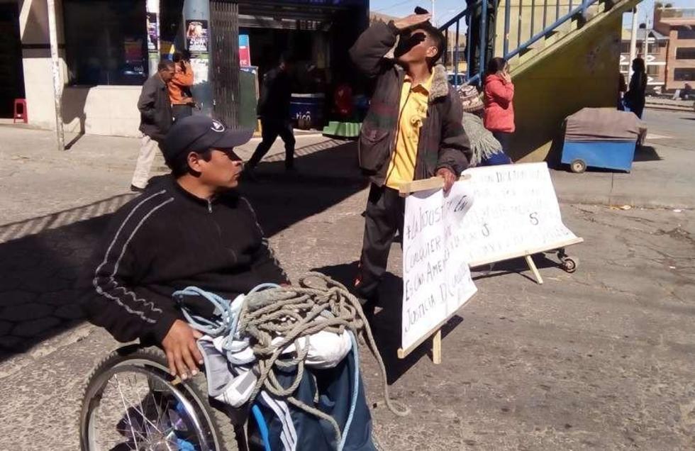 Los discapacitados pretendieron colgarse de la pasarela