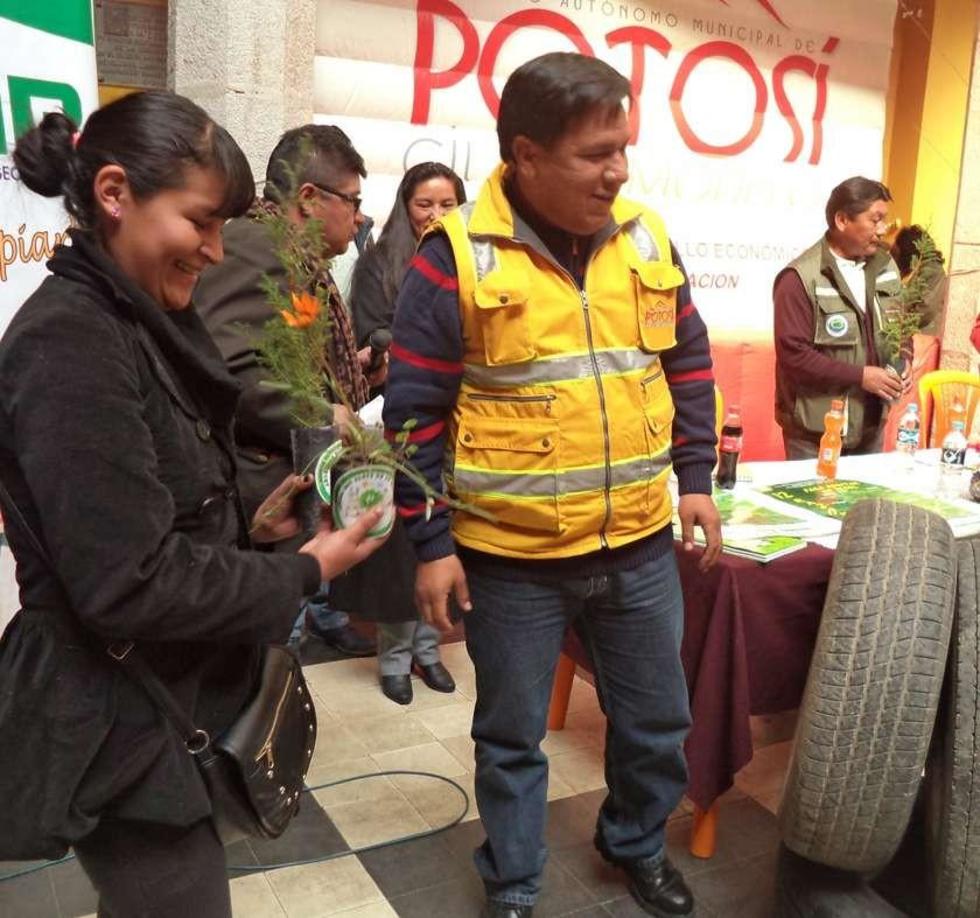 Lanzan la campaña una llanta por una planta