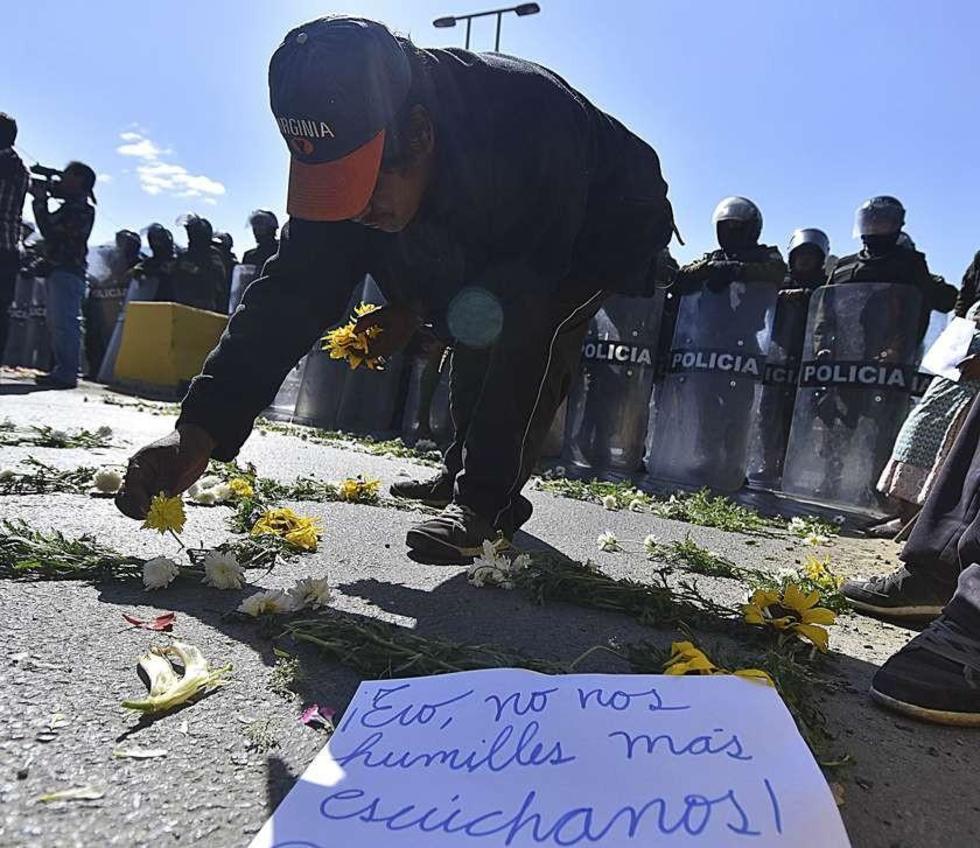 Personas discapacitadas protestan cerca a la residencia presidencial