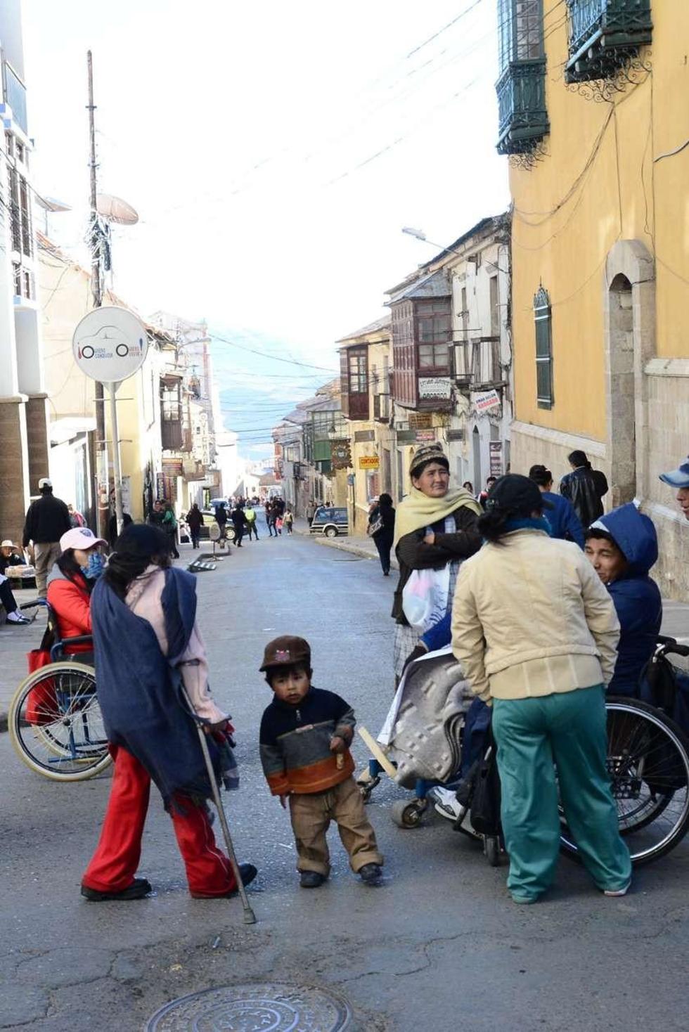Discapacitados bloquean las calles y piden atención