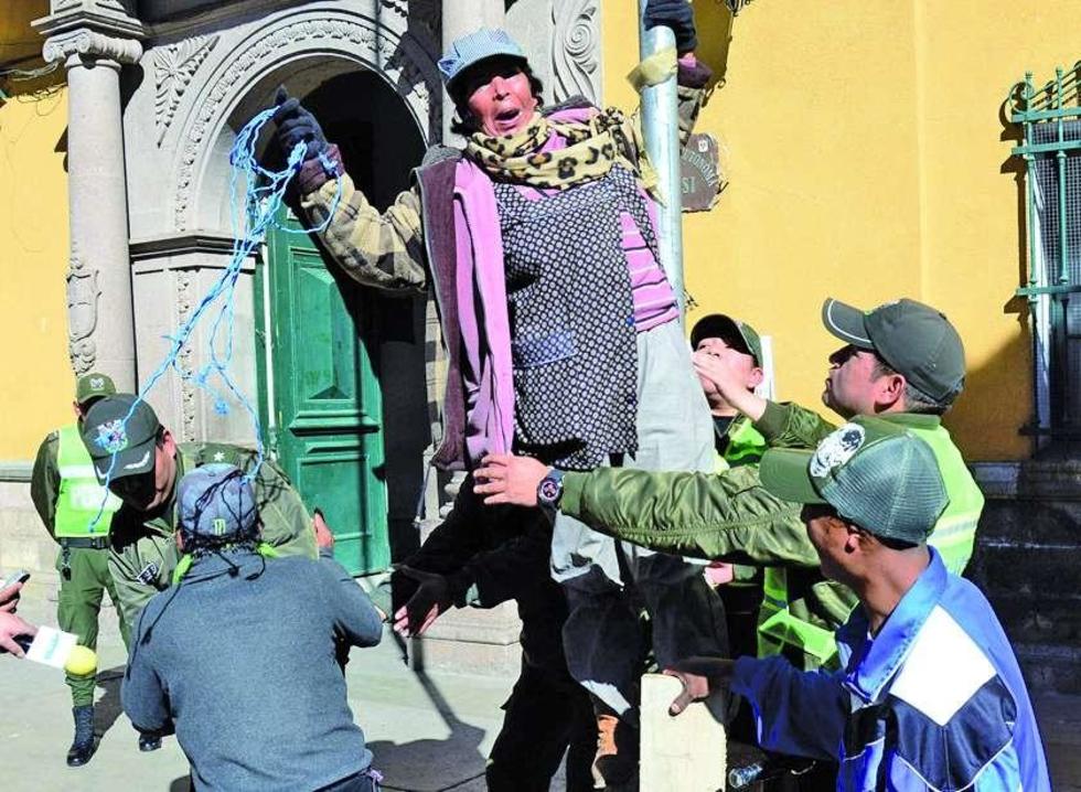 Discapacitados se deciden  por la crucifixión en Potosí