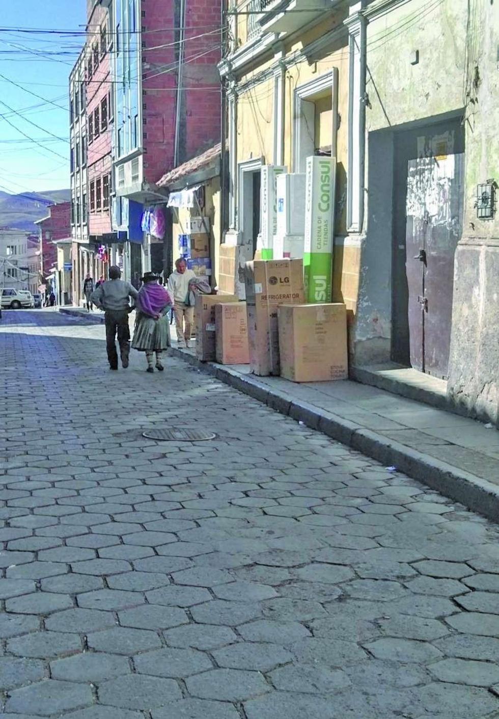 Comerciantes copan toda la acera en la calle Chayanta