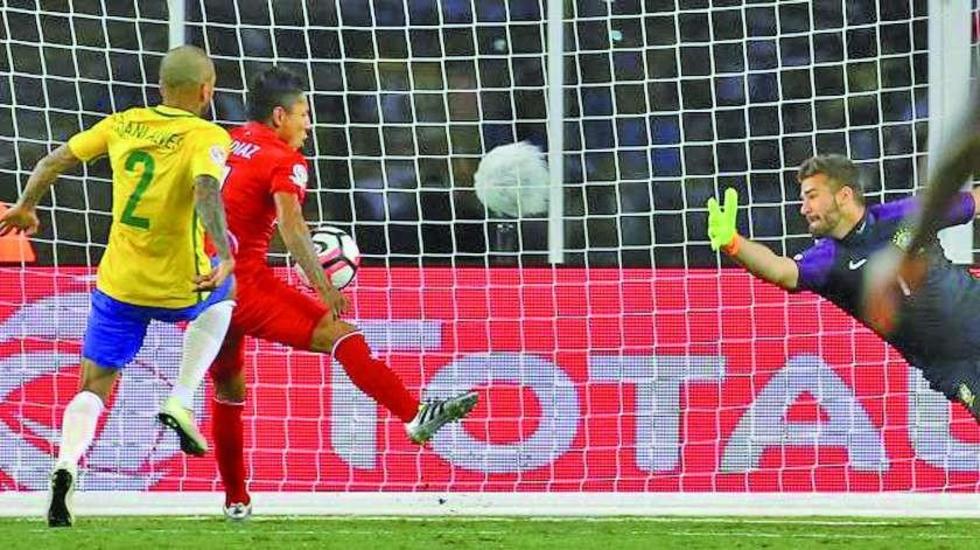 Ruidíaz admite que se ayudó con la mano para anotar gol 