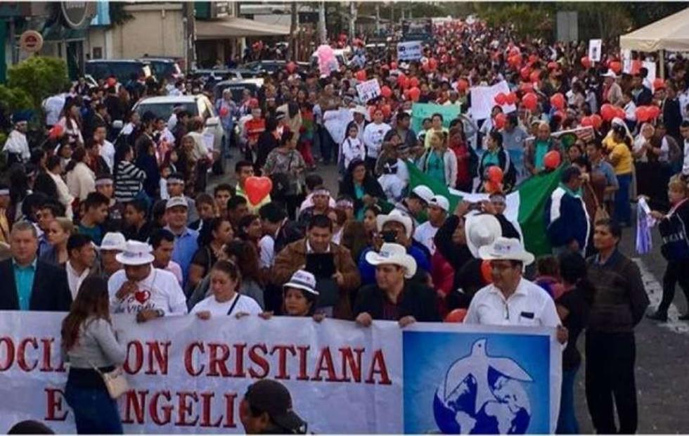 Miles marchan contra la ley de cambio de Identidad de Género