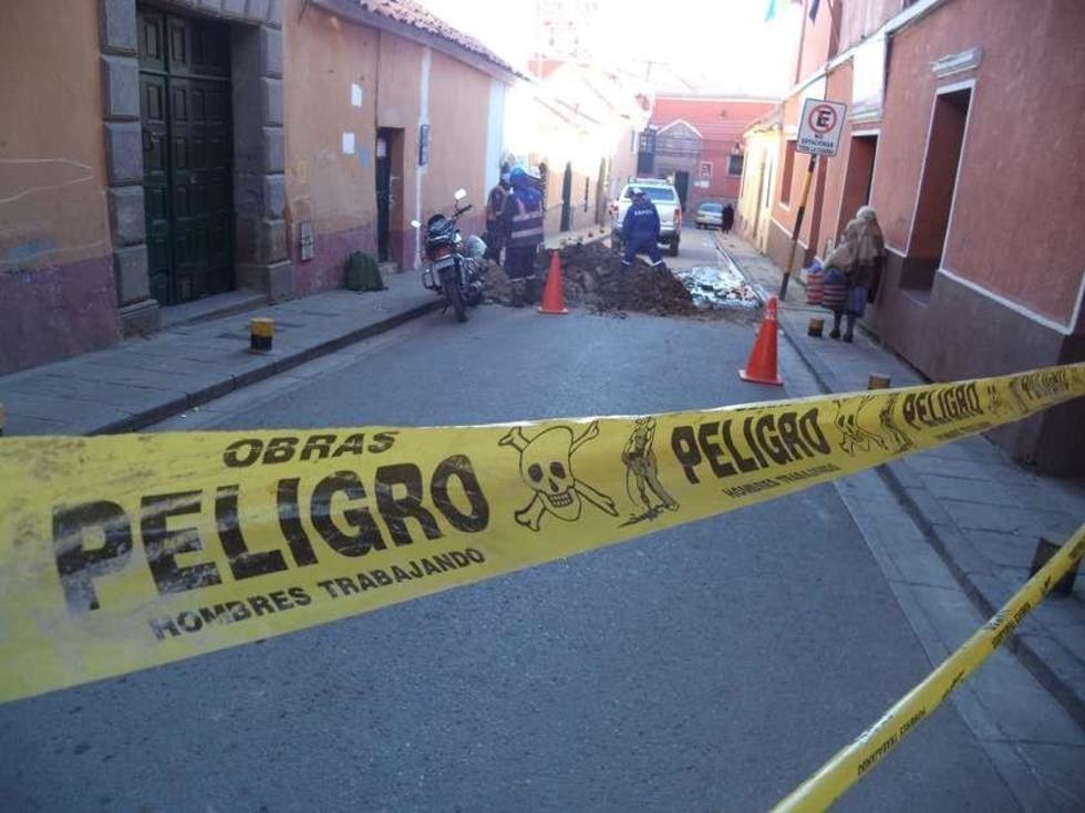 Cortan tráfico vehicular en calle Ayacucho