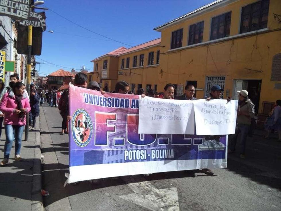 Marcha demanda transporte para estudiantes de la UATF