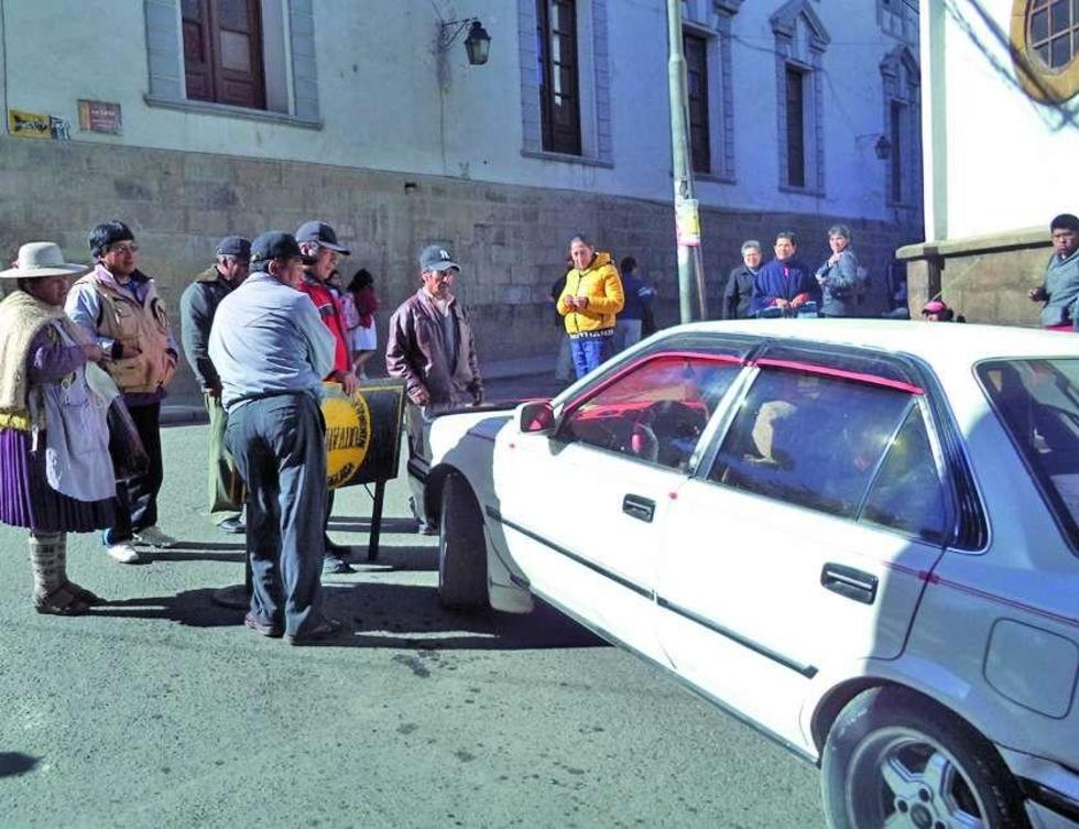 Chofer ebrio casi arrolla a bloqueadores 