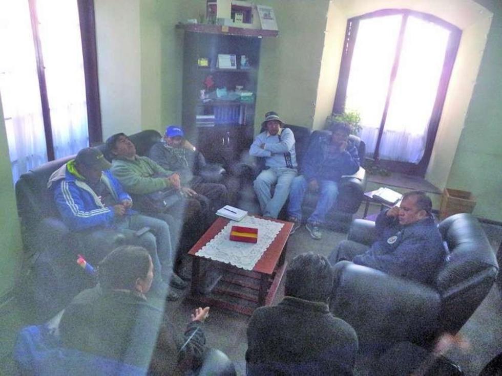 Pobladores se reúnen con fiscal de Potosí