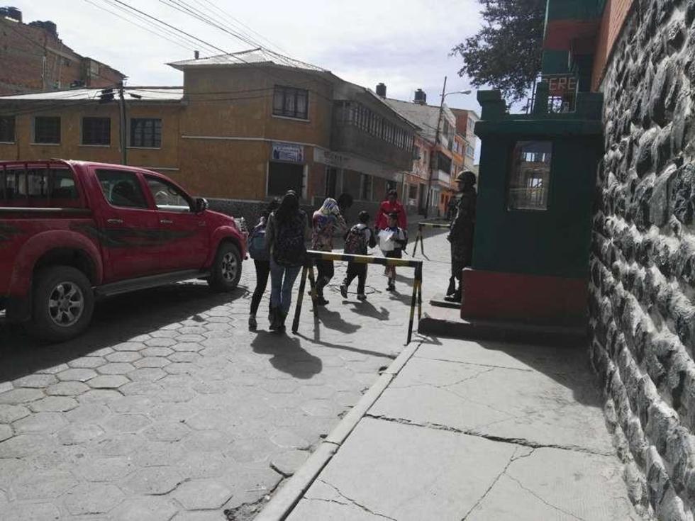 Con unas barreras el Ejército obstruye el paso de personas