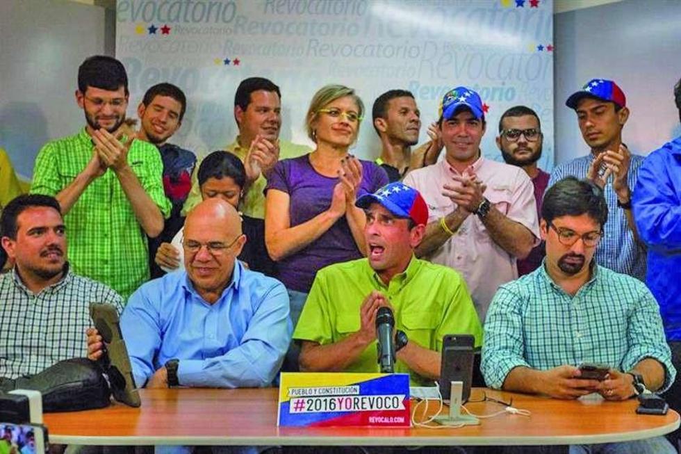 Oposición valida firmas para activar referendo anti Maduro