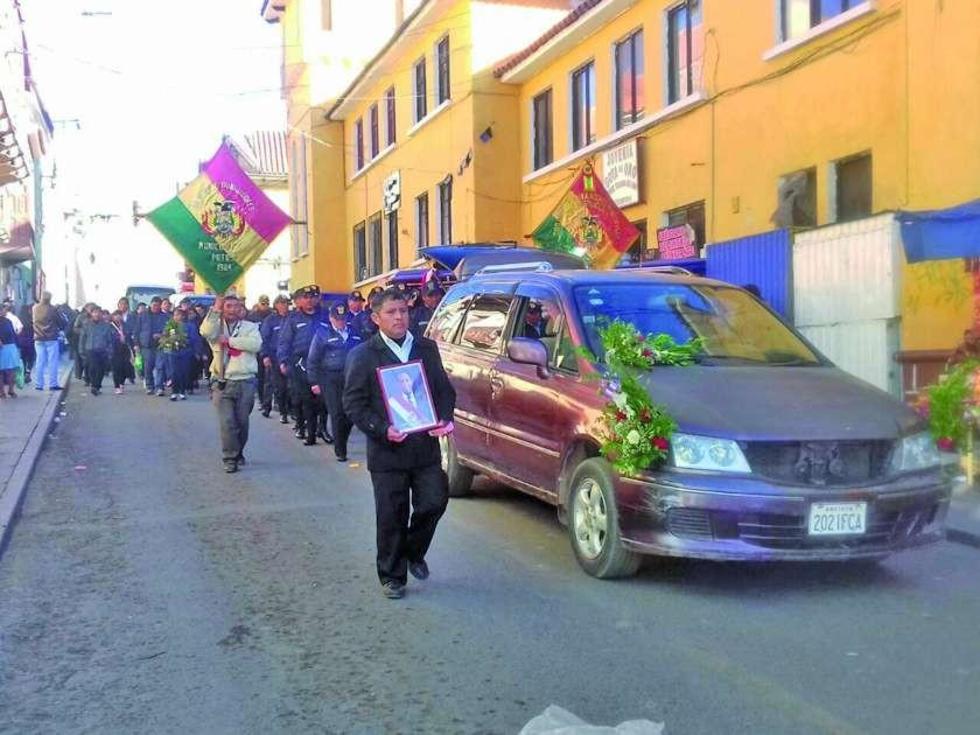 Los restos del exalcalde Zenón Gutiérrez fueron inhumados 
