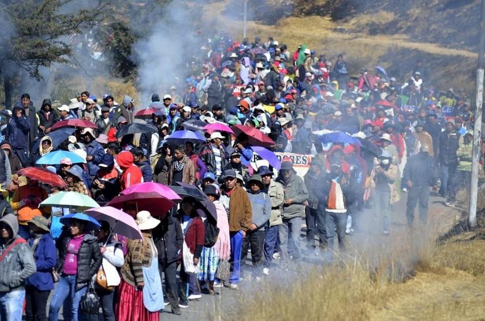 COB y Gobierno buscan diálogo en segundo día de paro con marchas y dinamitazos