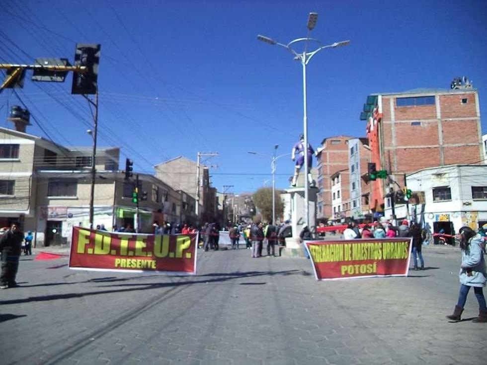 Maestros urbanos mantienen protesta
