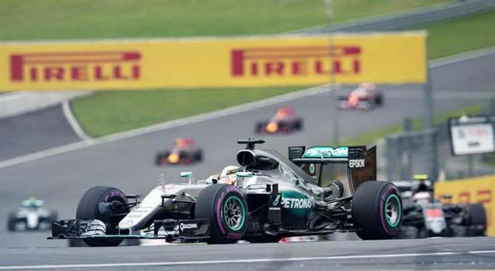 Hamilton gana en la última vuelta