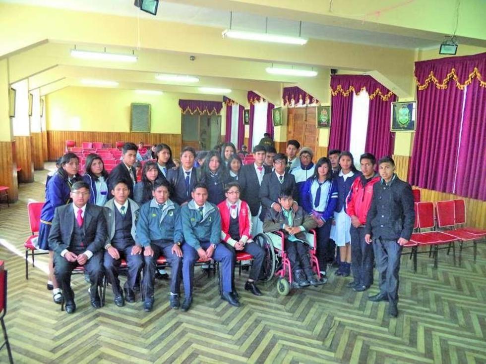 Estudiantes de secundaria posesionan a su directiva