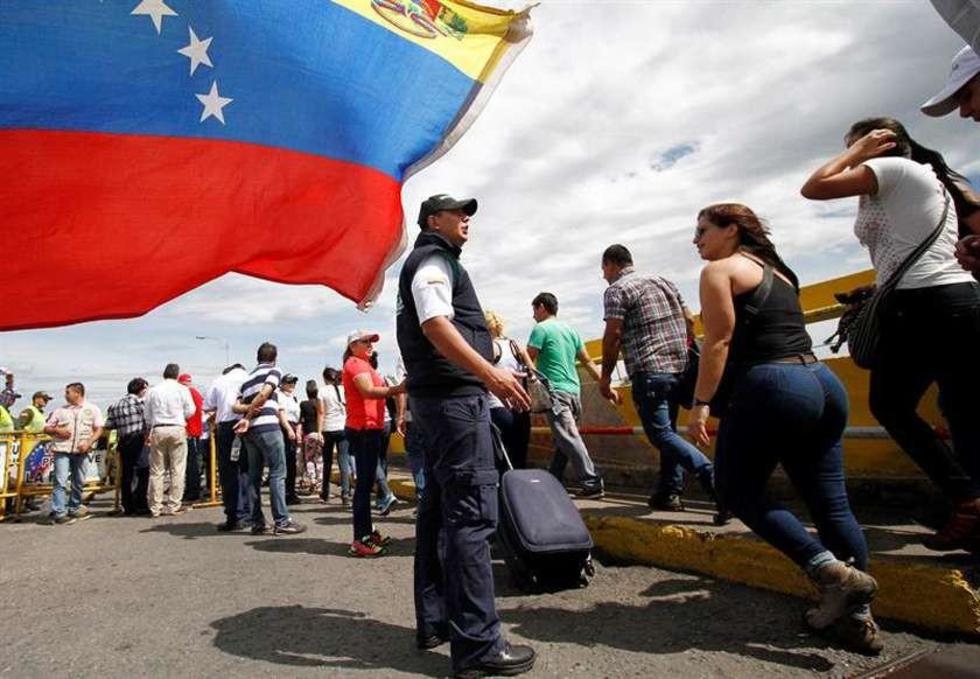 La crisis obliga a venezolanos a comprar alimentos en Colombia