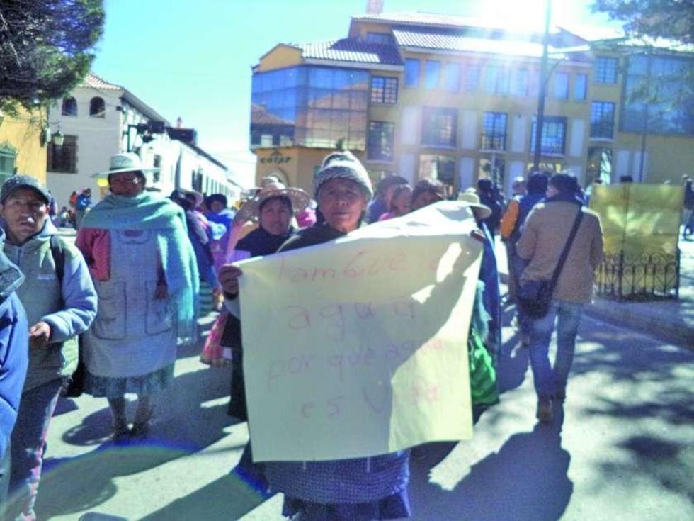 Comunarios marchan en la ciudad solicitando agua