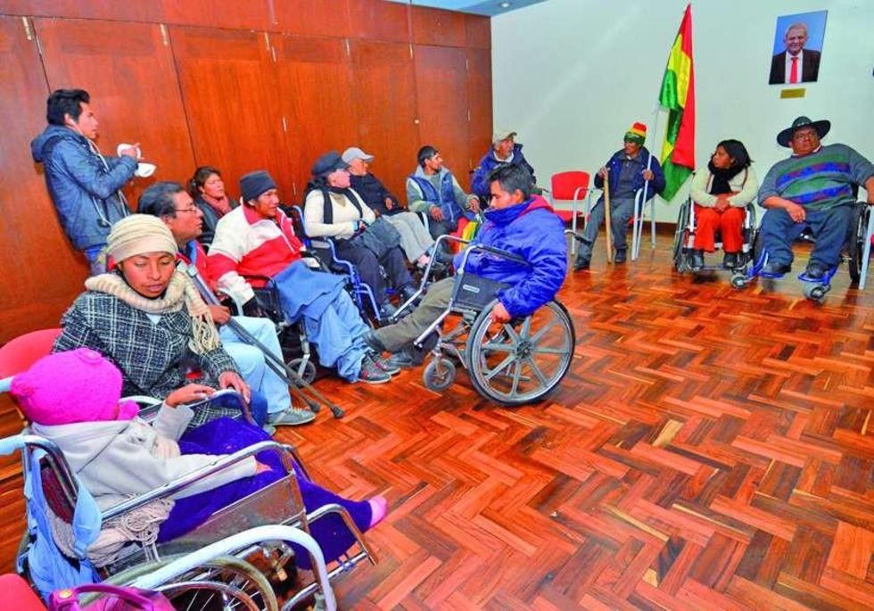 Discapacitados refutan pacto con el Gobierno por el bono de Bs 500