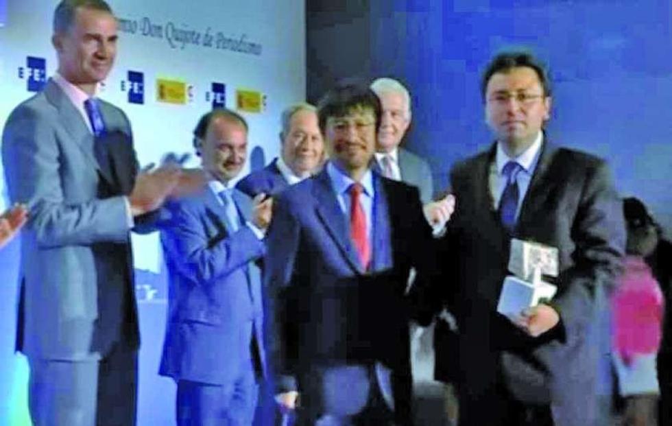 Bolivianos reciben premio de reportaje