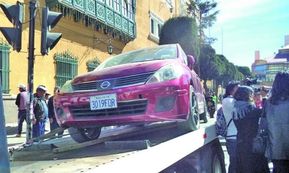 Grúa policial retira vehículo estacionado en pleno centro