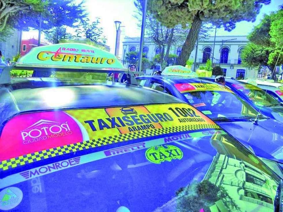 Algunos choferes se resisten a tener roseta de taxi seguro