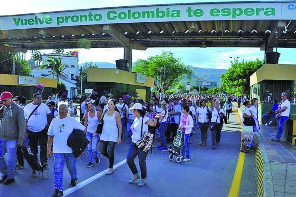 Colombia abre frontera para paso de miles de venezolanos 