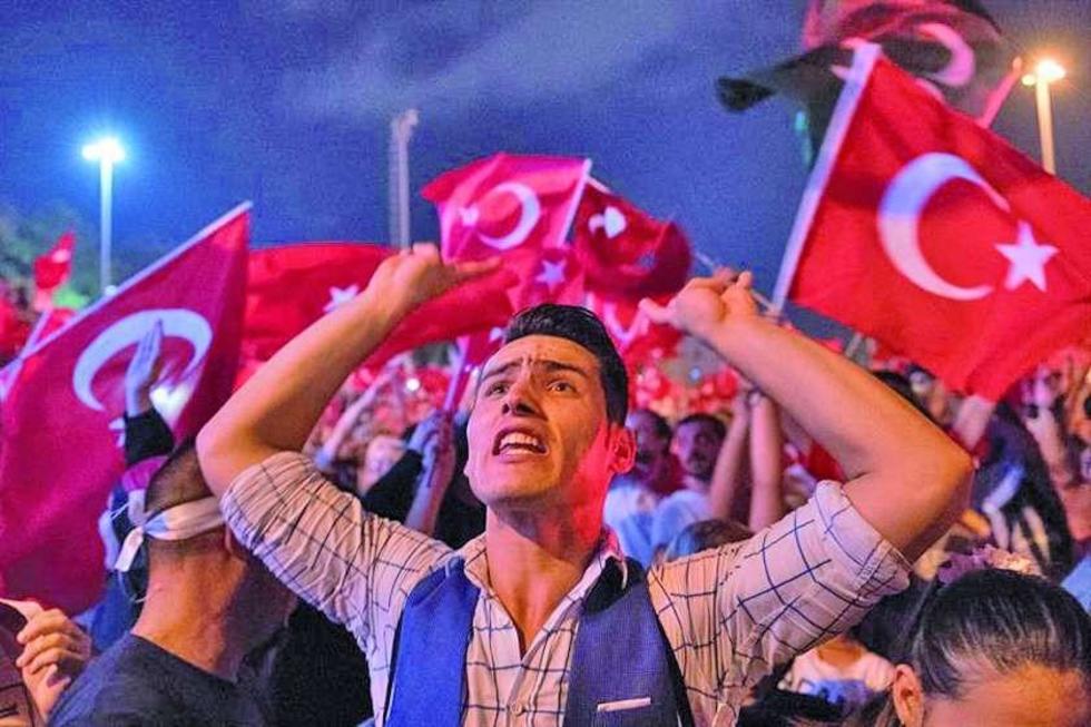 Turquía aplica ola de arrestos de militares tras el golpe fallido