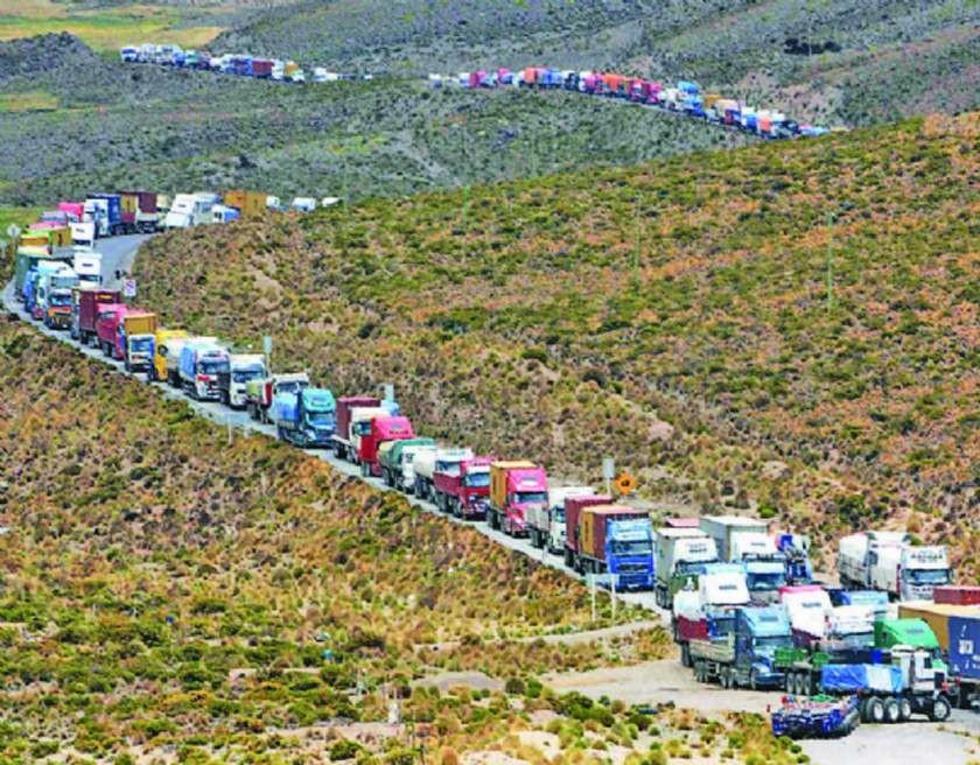 Transporte pesado bloquea pese al llamado al diálogo del Gobierno 