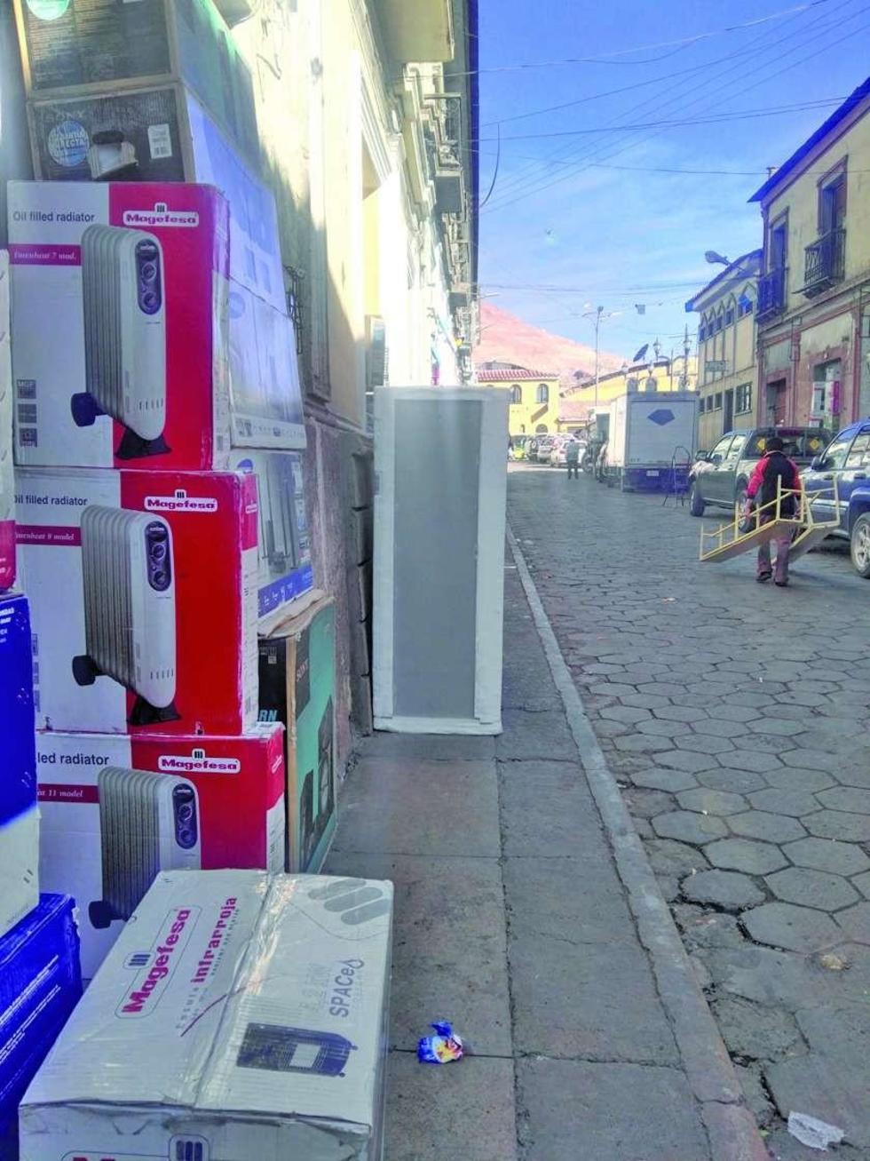 Comerciantes continúan bloqueando las aceras