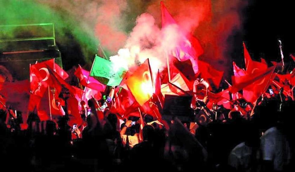 Erdogan destituye a implicados tras el fallido golpe de Estado