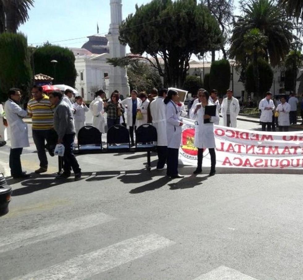 Médicos cumplen paro y marchas para no ser tratados "como delincuentes comunes"