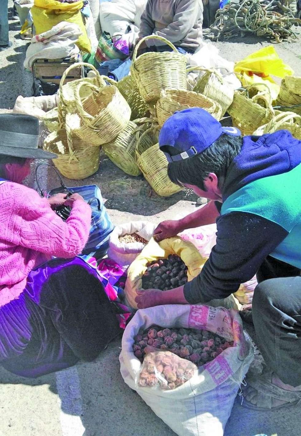 Las comunidades mantienen vivo el trueque de productos
