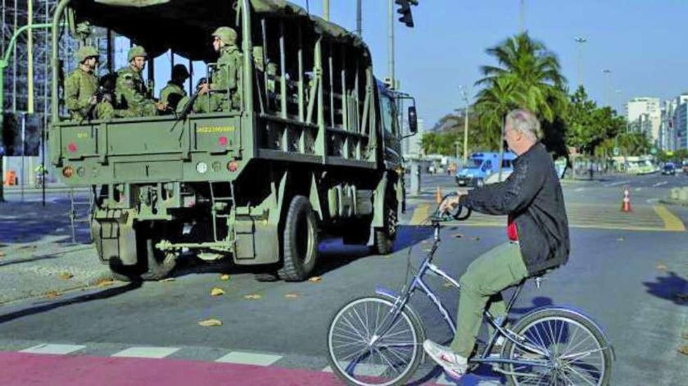 Las FF.AA. comienzan a patrullar las calles de Río