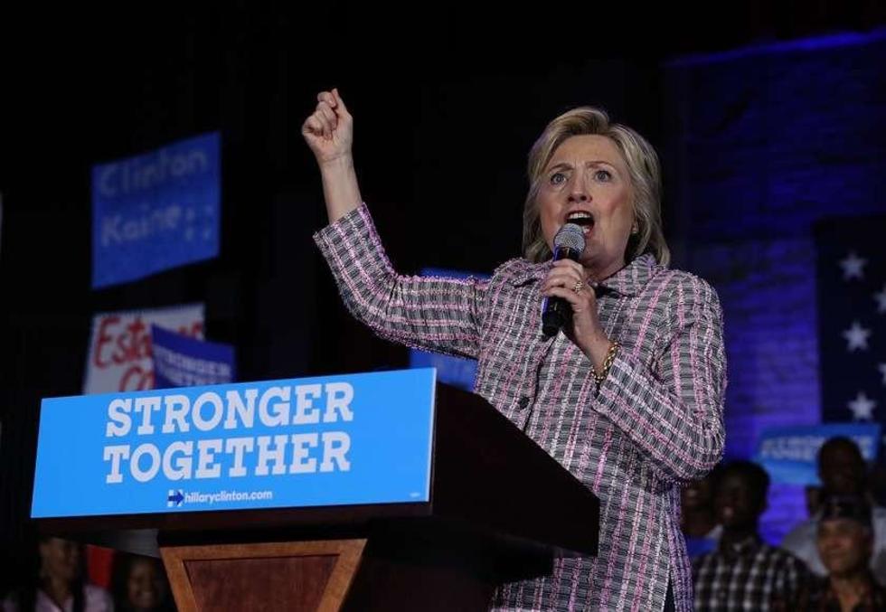 Clinton es elegida como primera candidata presidencial en EE.UU.