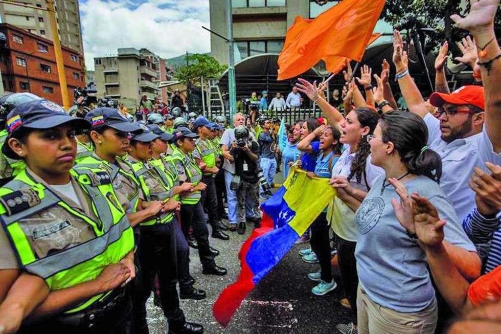 Opositores presionan por el revocatorio de Maduro en Venezuela