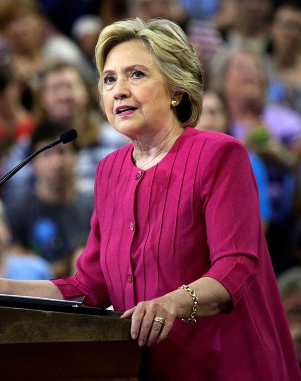 Clinton pretende el voto de los no afroamericanos de su país