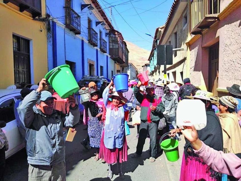 Los vecinos de cinco zonas reclaman el agua potable