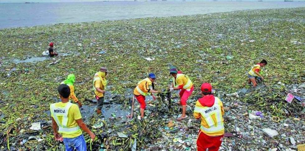 El tifón Nida cubre de basura y algas la bahía de Manila